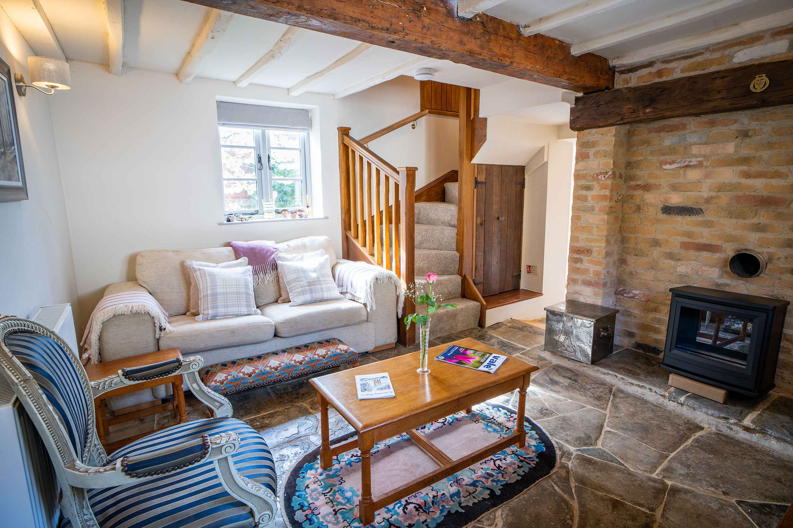 https://www.cotswoldcottageholidays.co.uk/media/images/MarchHareCottage1.original.jpg
