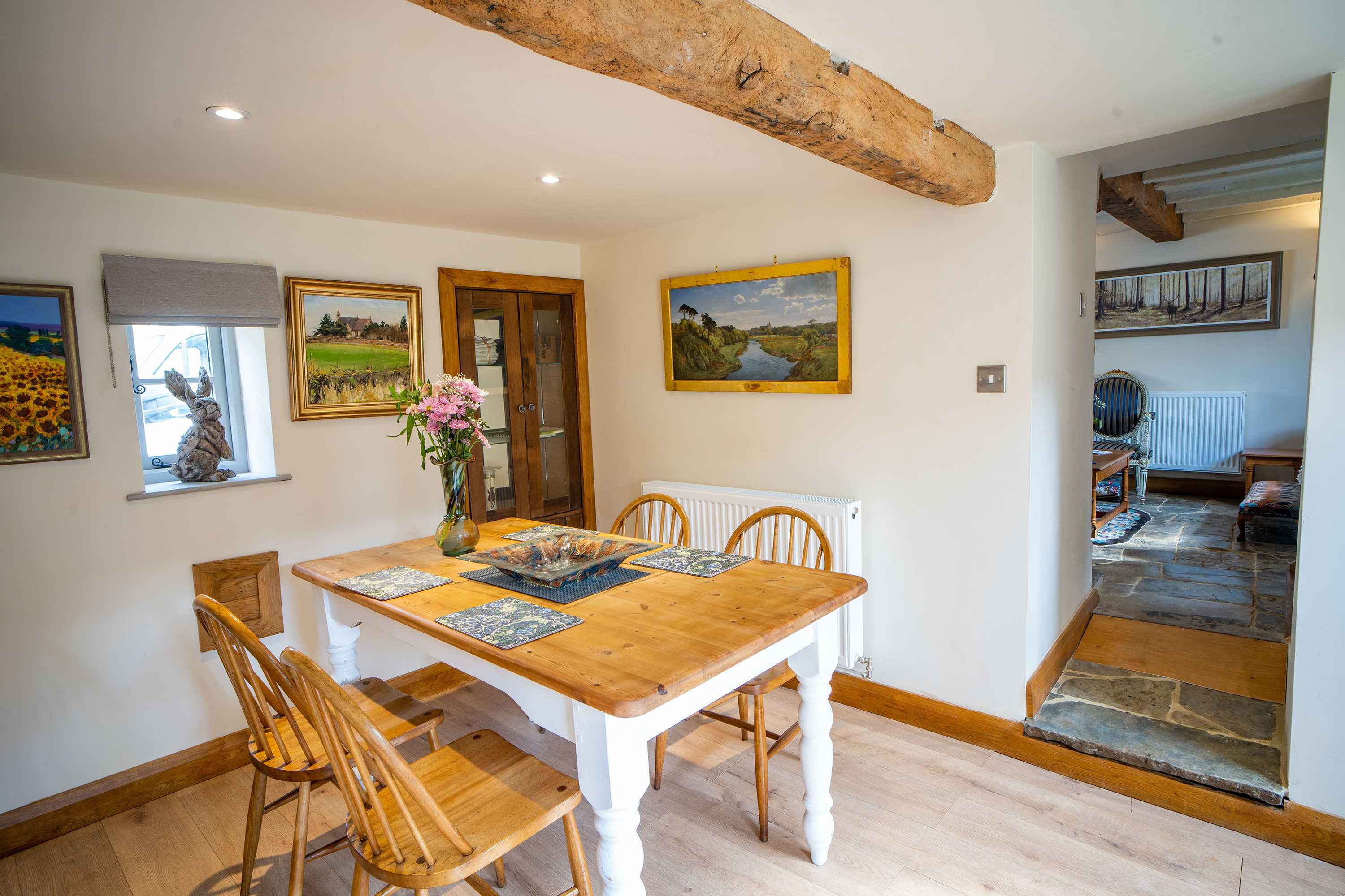 https://www.cotswoldcottageholidays.co.uk/media/images/MarchHareCottage3.original.jpg