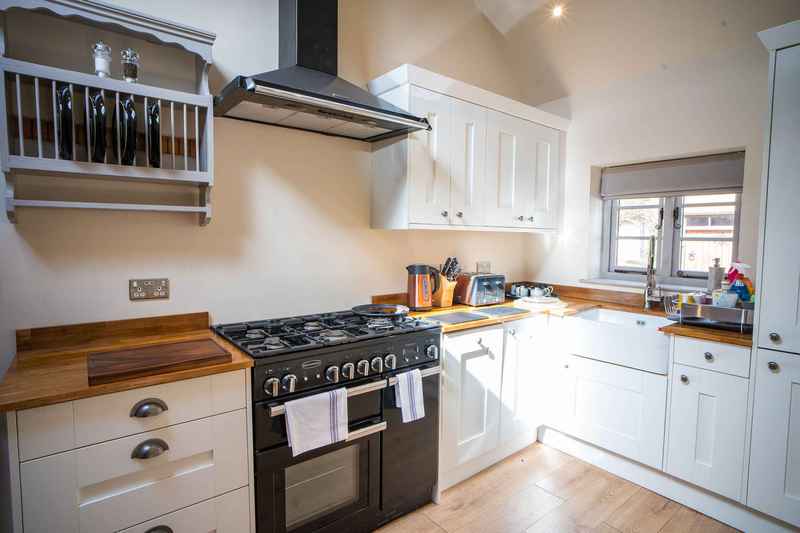 https://www.cotswoldcottageholidays.co.uk/media/images/MarchHareCottage_F_Kitchen1_Paul_copy_2.max-800x600.jpg