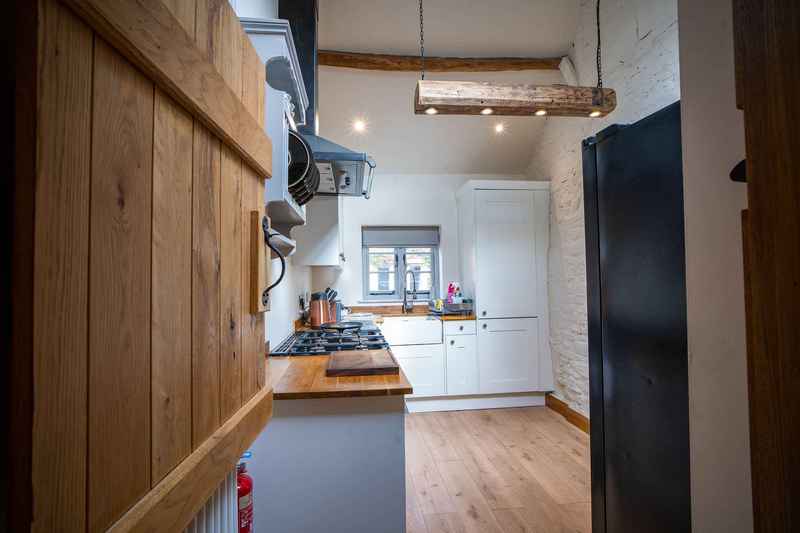 https://www.cotswoldcottageholidays.co.uk/media/images/MarchHareCottage_G_Kitchen2_Paul_copy.max-800x600.jpg