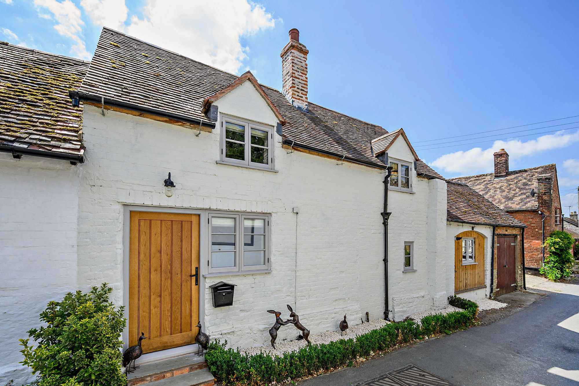 https://www.cotswoldcottageholidays.co.uk/media/images/MarchHareFront1.original.jpg