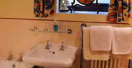 laburnum-cotswold-cottage-broadway-bathroom_1920x1080.jpg