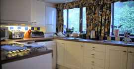 laburnum-cotswold-cottage-broadway-kitchen1_1920x1080.jpg